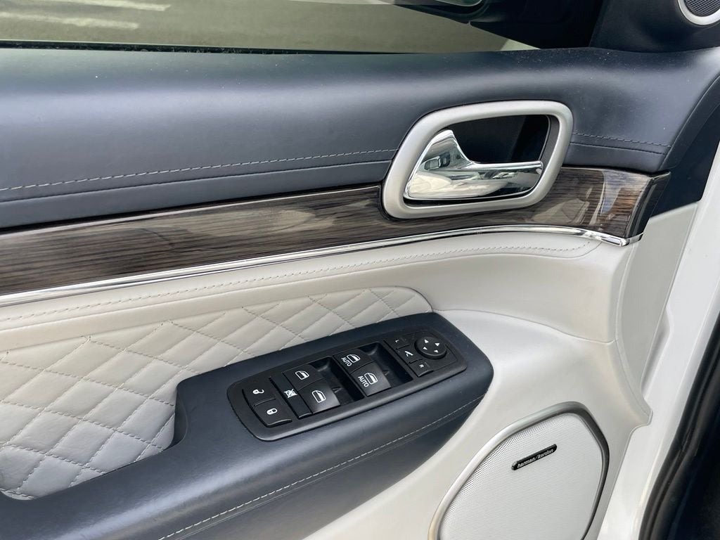2017 Jeep Grand Cherokee Summit - REAR ENTERTAINMENT / PANORAMIC SUNROOF