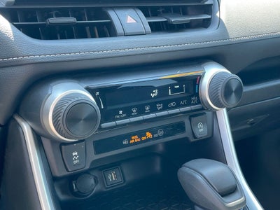 2025 Toyota RAV4 LE - WIRELESS APPLE CARPLAY / 30 MPG