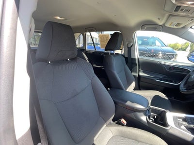 2025 Toyota RAV4 LE - WIRELESS APPLE CARPLAY / 30 MPG