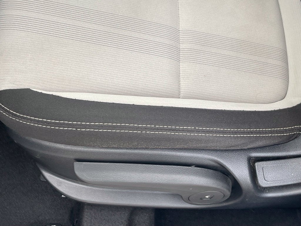 2025 Hyundai Venue SEL - POWER MOONROOF / APPLE CARPLAY
