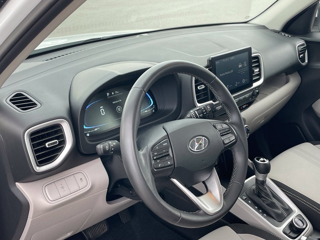 2025 Hyundai Venue SEL - POWER MOONROOF / APPLE CARPLAY