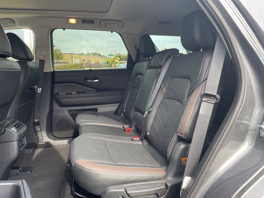 2025 Nissan Pathfinder Platinum Pano Roof, Leather, One Owner, Third Row