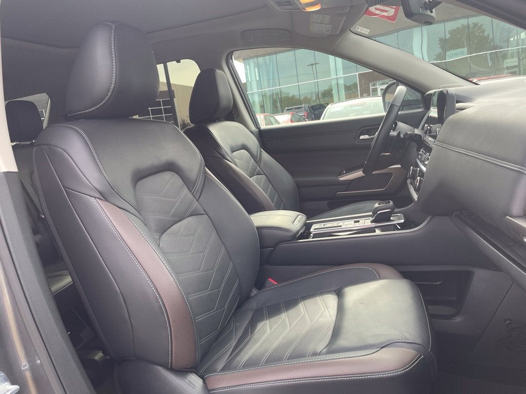 2025 Nissan Pathfinder Platinum Pano Roof, Leather, One Owner, Third Row