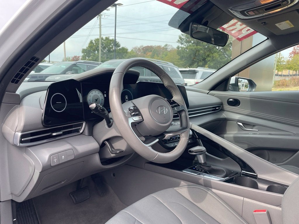 2025 Hyundai Elantra SEL Convenience Sunroof, One Owner