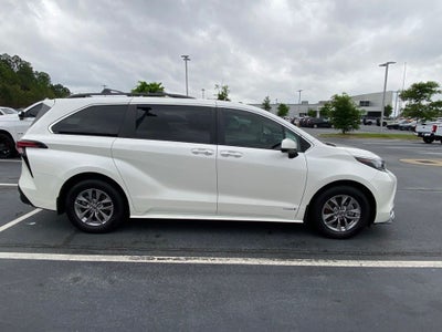 2021 Toyota Sienna XLE 8 Passenger