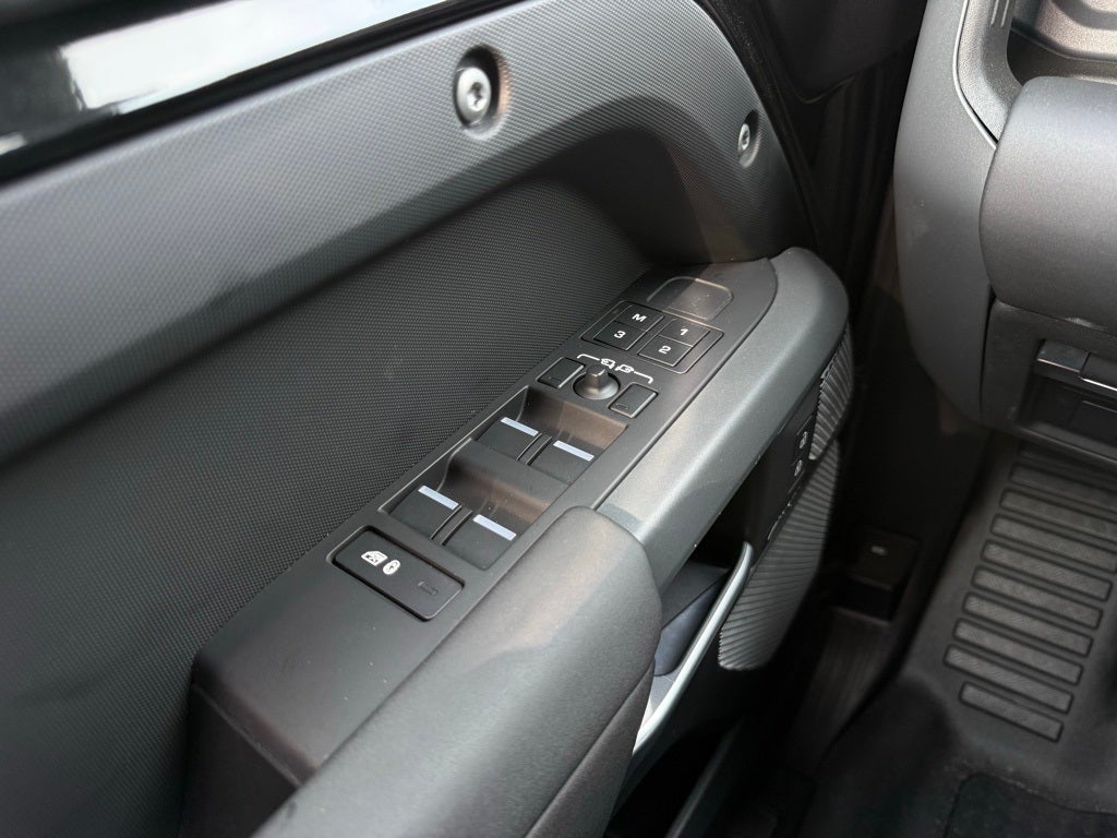 2024 Land Rover Defender 130 X-Dynamic SE