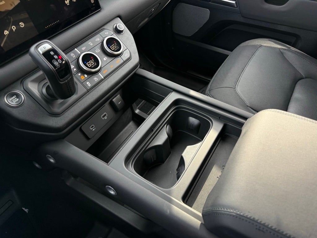 2024 Land Rover Defender 130 X-Dynamic SE