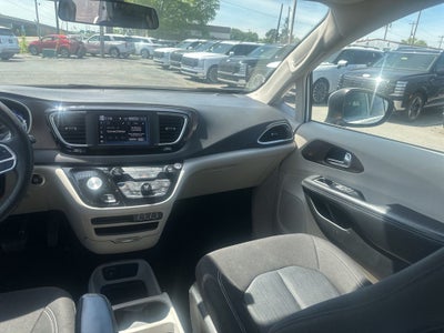 2022 Chrysler Voyager LX