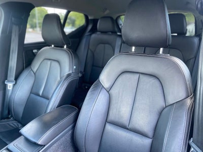 2022 Volvo XC40 Momentum - AWD - PREMIUM PKG