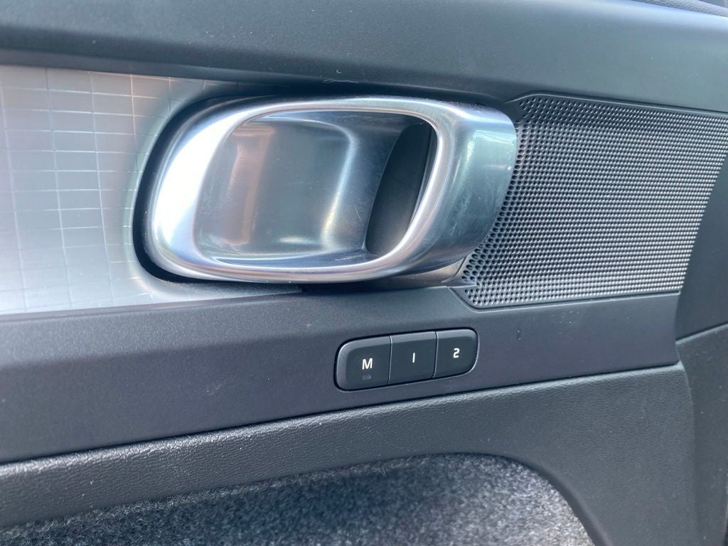 2022 Volvo XC40 Momentum - AWD - PREMIUM PKG