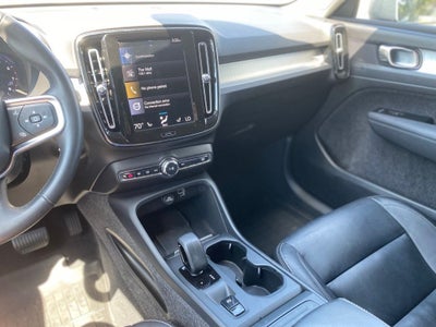 2022 Volvo XC40 Momentum - AWD - PREMIUM PKG