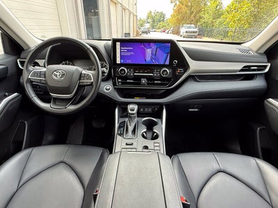 2025 Toyota Highlander XLE - AWD / SUNROOF / CLEAN CARFAX