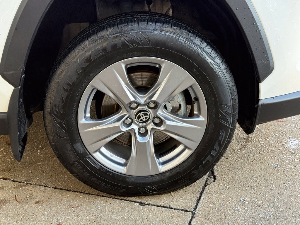 2022 Toyota RAV4 Hybrid XLE - AWD | SUNROOF | CLEAN CARFAX