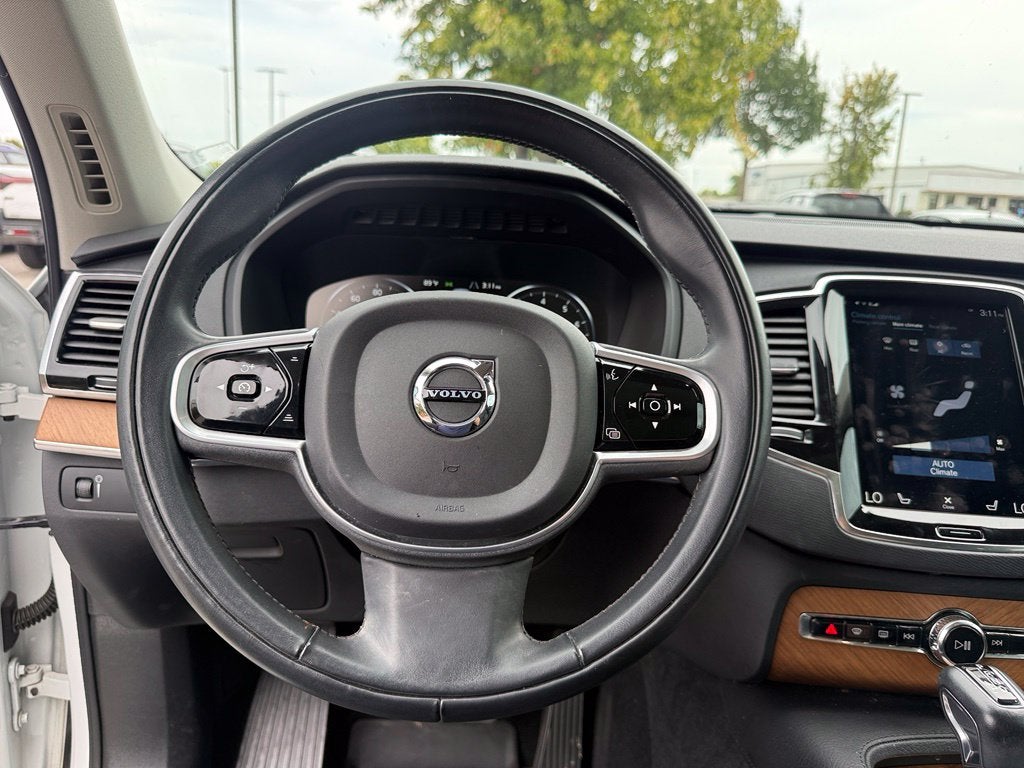 2022 Volvo XC90 T6 Momentum - AWD / PANORAMIC SUNROOF / ONE OWNER