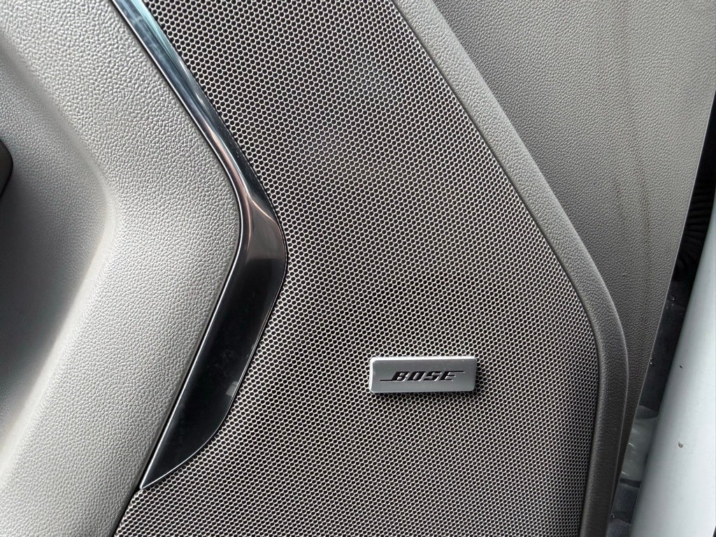 2022 GMC Yukon SLT moon roof/capt seats