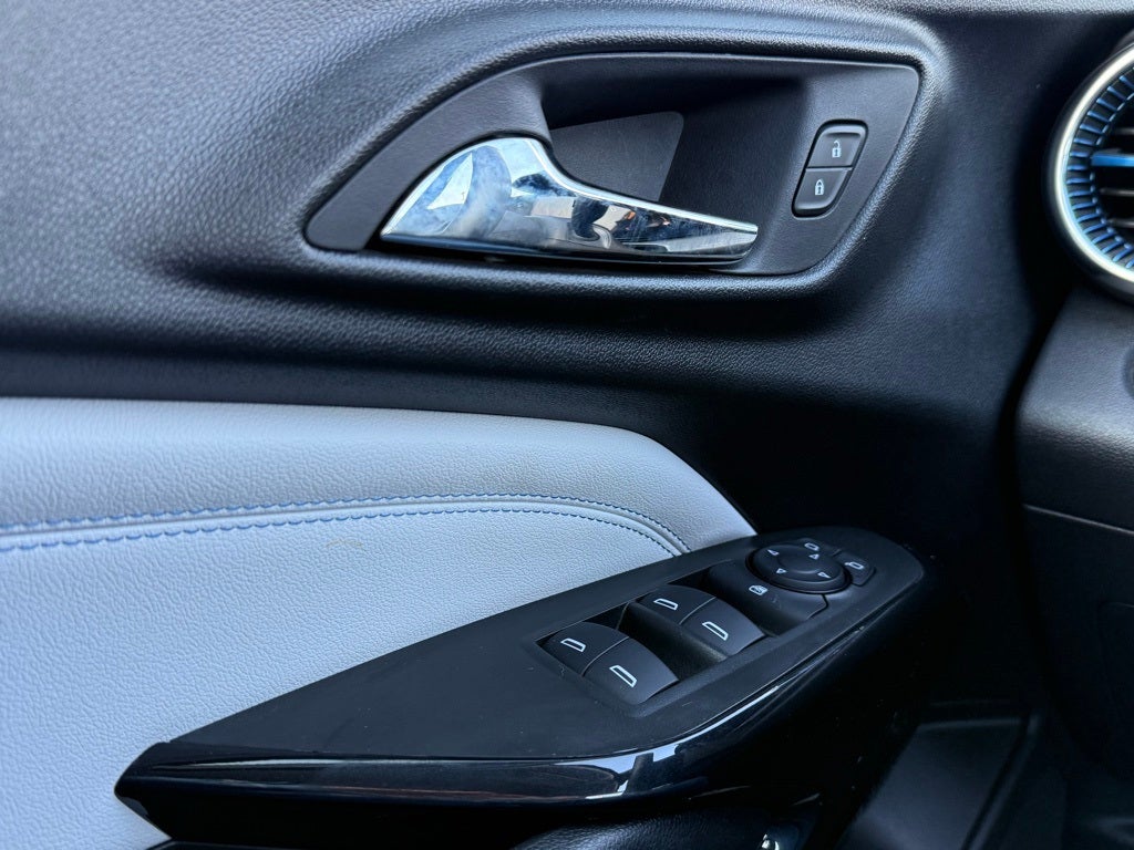 2025 Chevrolet Trax LT & FRONT PASSENGER HEATED SEATS