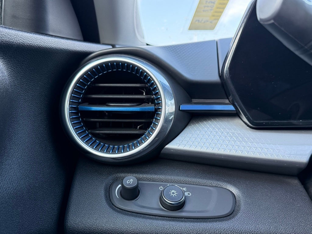 2025 Chevrolet Trax LT & FRONT PASSENGER HEATED SEATS