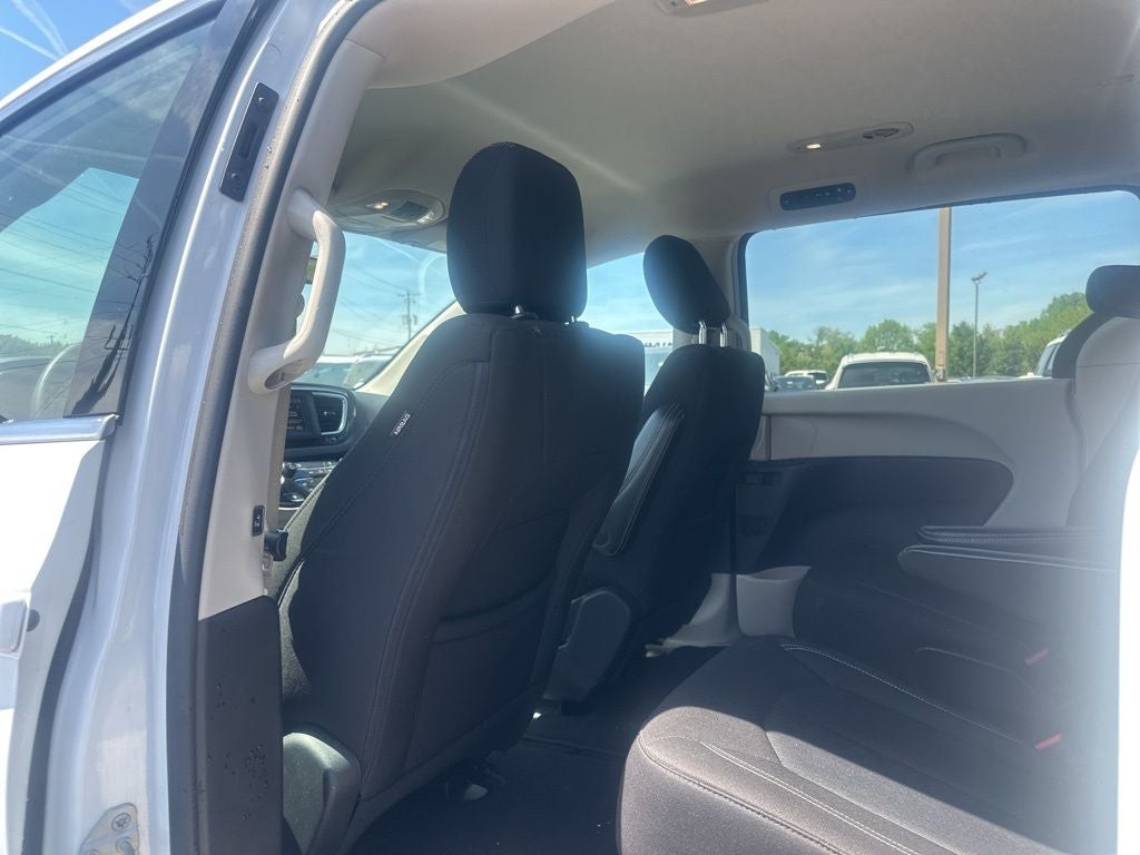 2022 Chrysler Voyager LX 1-Owner / Power Liftgate / Apple CarPlay/Android A