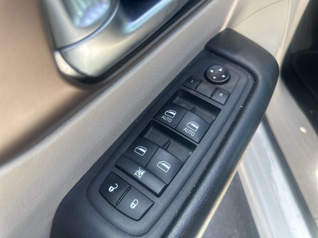 2022 Chrysler Voyager LX 1-Owner / Power Liftgate / Apple CarPlay/Android A