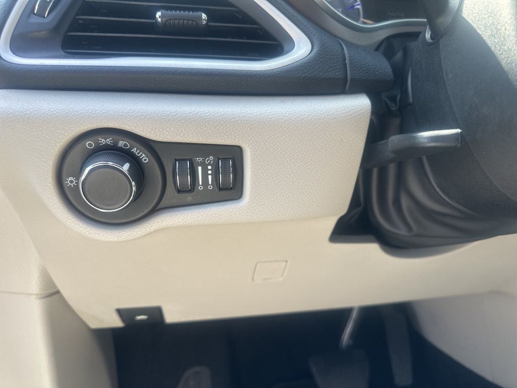 2022 Chrysler Voyager LX 1-Owner / Power Liftgate / Apple CarPlay/Android A