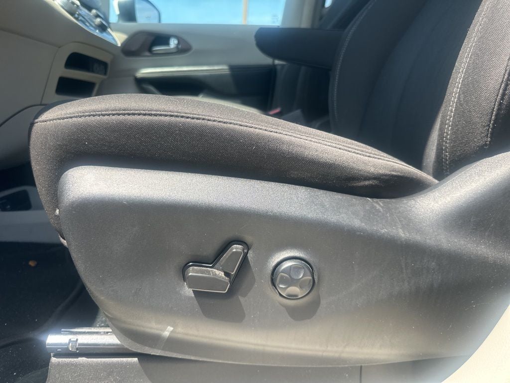 2022 Chrysler Voyager LX 1-Owner / Power Liftgate / Apple CarPlay/Android A