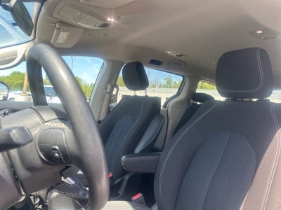 2022 Chrysler Voyager LX 1-Owner / Power Liftgate / Apple CarPlay/Android A