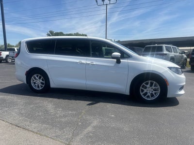 2022 Chrysler Voyager LX 1-Owner / Power Liftgate / Apple CarPlay/Android A