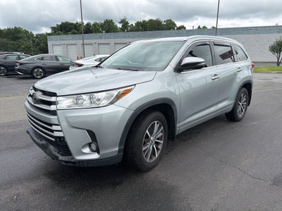 2017 Toyota Highlander XLE Navigation / Clean Carfax / Power Moonroof / 3rd R
