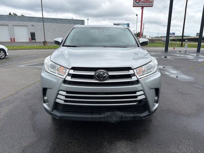 2017 Toyota Highlander XLE Navigation / Clean Carfax / Power Moonroof / 3rd R