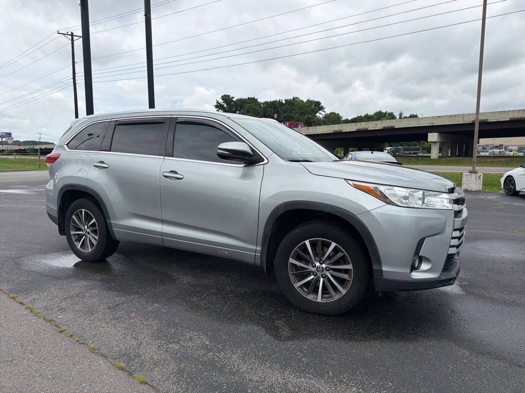 2017 Toyota Highlander XLE Navigation / Clean Carfax / Power Moonroof / 3rd R