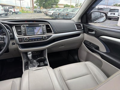 2017 Toyota Highlander XLE Navigation / Clean Carfax / Power Moonroof / 3rd R