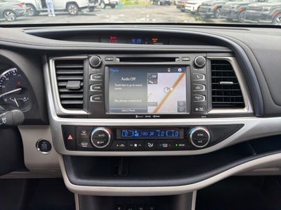 2017 Toyota Highlander XLE Navigation / Clean Carfax / Power Moonroof / 3rd R