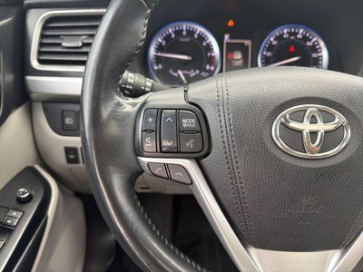 2017 Toyota Highlander XLE Navigation / Clean Carfax / Power Moonroof / 3rd R