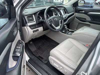 2017 Toyota Highlander XLE Navigation / Clean Carfax / Power Moonroof / 3rd R