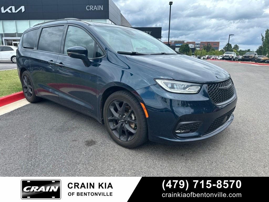 2021 Chrysler Pacifica Touring's photo