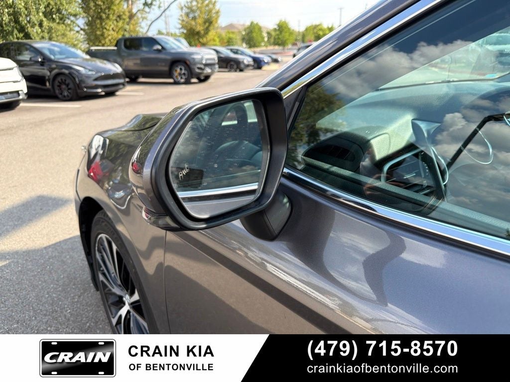 2019 Toyota Camry SE - SUNROOF / CLEAN CARFAX
