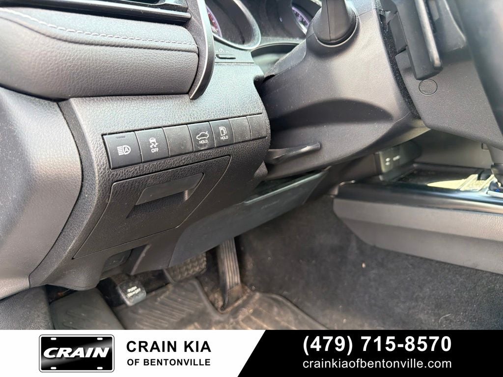 2019 Toyota Camry SE - SUNROOF / CLEAN CARFAX