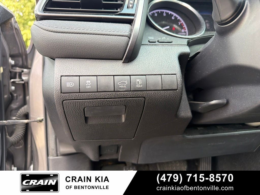 2019 Toyota Camry SE - SUNROOF / CLEAN CARFAX