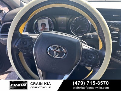2020 Toyota Camry SE - CLEAN CARFAX / ONE OWNER
