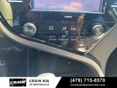 2020 Toyota Camry SE - CLEAN CARFAX / ONE OWNER