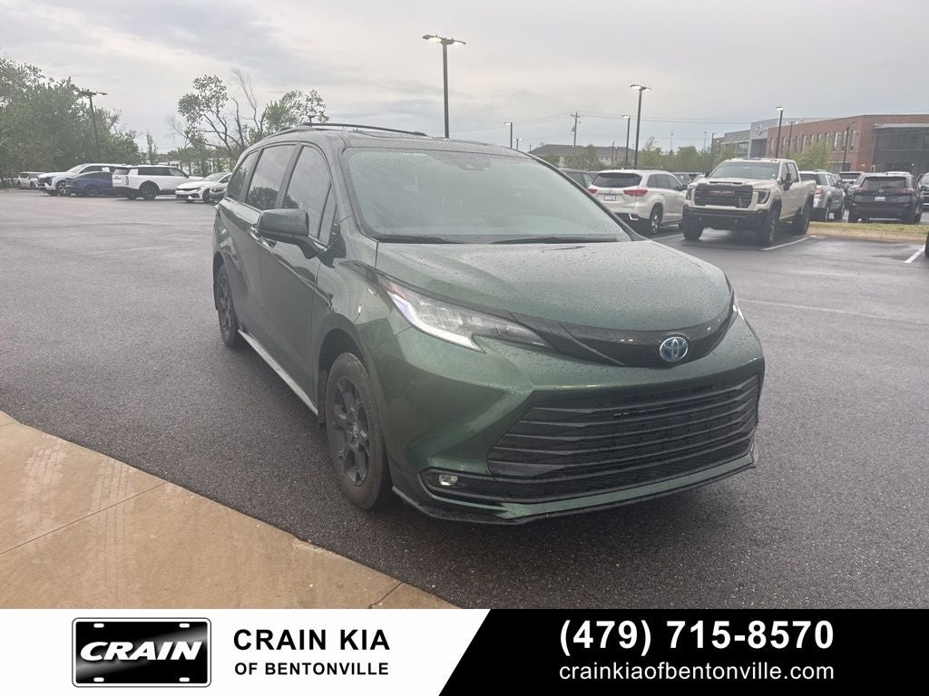 2025 Toyota Sienna Woodland Edition - AWD / DVD / SUNROOF