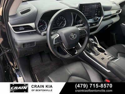2021 Toyota Highlander XLE - CLEAN CARFAX / SUNROOF