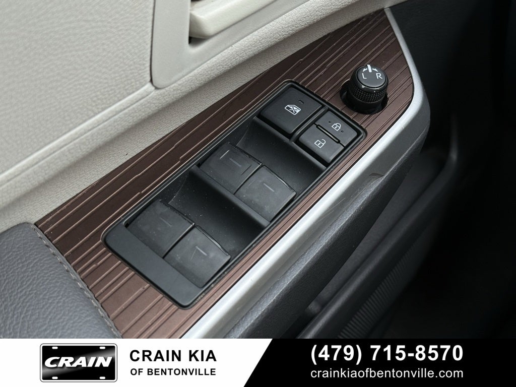 2022 Toyota Sienna LE 8 Passenger - CLEAN CARFAX