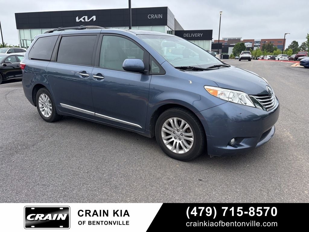 2017 Toyota Sienna XLE V6 7-Passenger Access Seat's photo