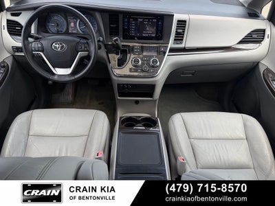 2017 Toyota Sienna XLE - SUNROOF / CLEAN CARFAX / LOW MILES!