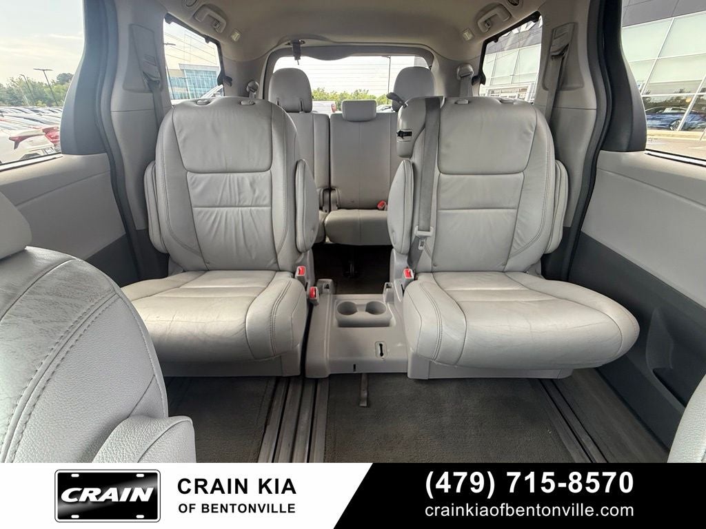 2017 Toyota Sienna XLE - SUNROOF / CLEAN CARFAX / LOW MILES!