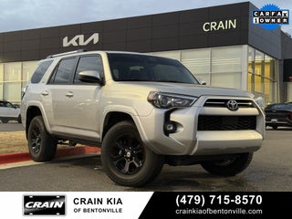 2024 Toyota 4Runner SR5 - 4WD / CLEAN CARFAX / ONE OWNER