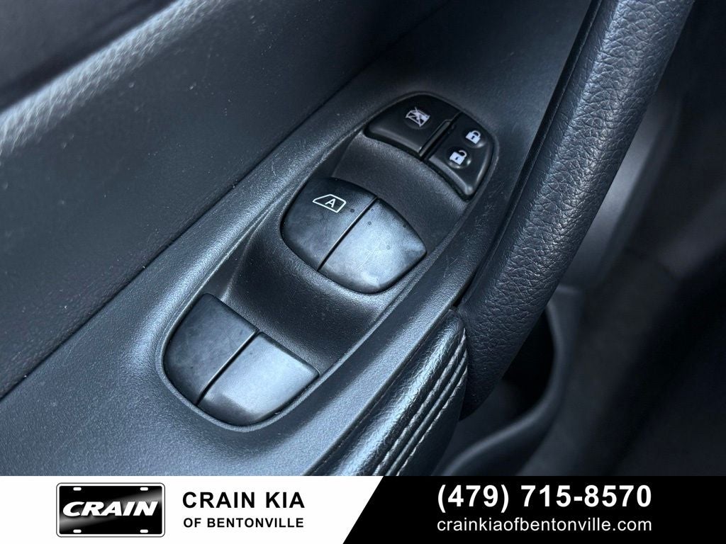 2016 Nissan Rogue SV - AWD / CLEAN CARFAX