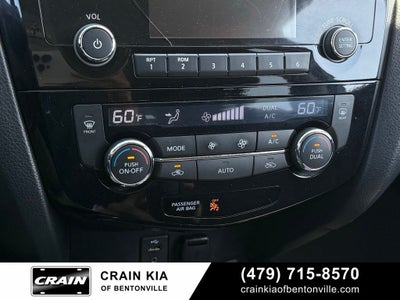 2016 Nissan Rogue SV - AWD / CLEAN CARFAX