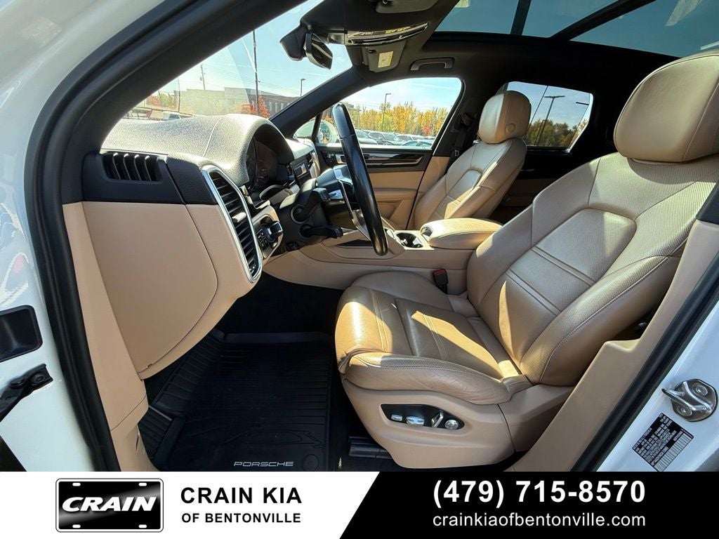 2019 Porsche Cayenne Base - AWD / PANORAMIC SUNROOF / CLEAN CARFAX